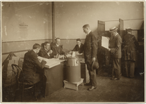 XXXIII-308-01-5 Een Rotterdams stembureau voor de Tweede Kamerverkiezingen van 1918.