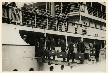 XXXIII-325-04 Het vertrek van het passagiersschip de ss Insulinde met Indische militairen, die in Nederland ...