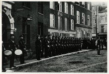 XXXIII-327-01-02 Erewacht van het Korps Mariniers op de binnenplaats van de marinierskazerne aan het Oostplein bij het ...