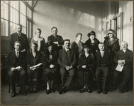 XXXIII-330-02 Groepsfoto tijdens de opening van Museum voor Ouders en Opvoeders, met (zittend van links naar rechts) de ...