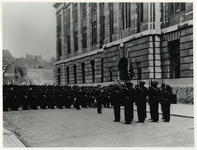 XXXIII-341-00-04-d De vaandelwacht van het Korps Mariniers achter het Postkantoor aan het Rodezand na de uitreiking van ...