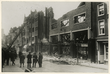 XXXIII-341-1 Een grote brand en gedeeltelijke instorting van de achtergevel van meubelmagazijn P. van Reeuwwijk aan de ...