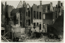 XXXIII-341-2 Een grote brand en gedeeltelijke instorting van meubelmagazijn P. van Reeuwwijk aan de Kipstraat.