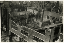 XXXIII-341 Een grote brand en gedeeltelijke instorting van meubelmagazijn P. van Reeuwwijk aan de Kipstraat.