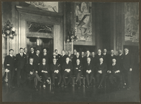 XXXIII-346-01-02 Een groepsfoto van diplomatieke en consulaire ambtenaren met onder andere burgemeester P. Droogleever ...