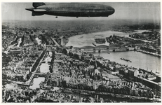 XXXIII-349-02-02-a De beroemde Graf Zeppelin met prins Hendrik aan boord vliegt boven vliegveld Waalhaven en trekt veel ...