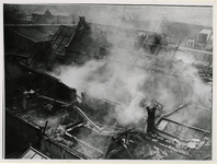 XXXIII-349-04-1 Brandweerlieden blussen de brand in het pand van de ijzerhandel Kramer & Röder aan de Middensteiger.