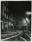 XXXIII-349-04 Brandweerlieden blussen de brand in het pand van de ijzerhandel Kramer & Röder aan de Middensteiger.