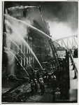 XXXIII-351-00-02 Brandweerlieden blussen de brand in het pand van de firma Brocades & Stheeman aan de Boompjes.
