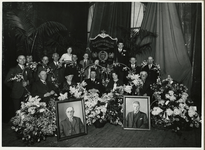 XXXIII-355-1 Een groepsfoto tijdens het vijftigjarig jubileum van de Slagersgezellen Rotterdam met onder andere de ...
