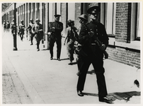 XXXIII-357-4 De militaire politie in actie op de Crooswijkseweg in verband met de relletjes van werklozen naar ...