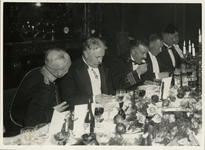 XXXIII-367 Een diner van de Mariniers Rotterdam met (van links naar rechts) majoor E.T.C. Mothé, burgemeester P. ...