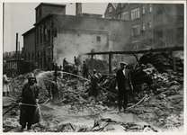 XXXIII-374-1 De ravage na de brand in het pand van de firma Smaal Rotterdam aan de Dijkstraat.