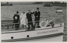 XXXIII-387-2 De leden van het Koninklijk huis op een rondvaartboot op de Maas tijdens hun bezoek aan Rotterdam.
