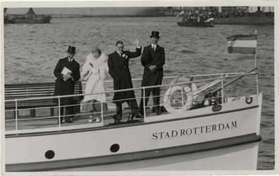 XXXIII-387-2 De leden van het Koninklijk huis op een rondvaartboot op de Maas tijdens hun bezoek aan Rotterdam.