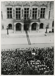 XXXIII-389-4 De leden van het Koninklijk huis worden ontvangen op het balkon van het stadhuis tijdens hun bezoek aan ...