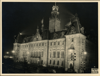 XXXIII-398-1 Het verlichte stadhuis aan de Coolsingel tijdens de bruidsdagen van prinses Juliana.
