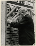 XXXIII-423-01 Burgemeester P. Droogleever Fortuyn legt de eerste steen voor het Kinderkoloniehuis voor de Rotterdamsche ...