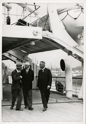 XXXIII-445 (Van links naar rechts) Sir Charles Montgomery, minister H. Colijn en D.C. Endert, directeur van de ...