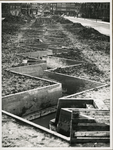 XXXIII-469-01 Er zijn schuilloopgraven aangelegd aan de Jongkindstraat (uit het zuiden) met het oog op de naderende ...
