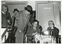 XXXIII-471 De heer Einthoven, A.F. Hoyer en P. Stroomberg bij de centrale luisterpost in hotel Atlanta voor een ...