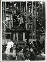 XXXIII-479-03 Studenten reinigen het standbeeld van G.K. van Hogendorp.