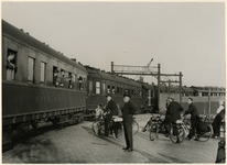 XXXIII-534-01 De trein met de Engelsen, met onder andere Sir Nevile Henderson arriveert op het W.H. Müller & ...