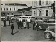 XXXIII-534 Mobilisatie 1939. Bussen vervangen de treinen. Stationsplein.