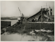XXXIII-535 Het doorgraven van de Sallandsedijk bij de 2e Petroleumhaven.