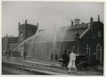 XXXIII-538-1 Oefeningen met de brandspuit door het personeel van de Drinkwaterleiding aan de Honingerdijk.