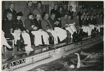 XXXIII-549 Tijdens de zwemwedstrijden in het Oostelijk Zwembad zijn onder andere aanwezig in het publiek aan de kant: ...