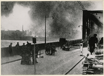XXXIII-566-09-1A Duitse militairen komen aan in de brandende binnenstad via de Willemsbrug.
