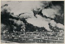 XXXIII-566-10-4 Rook van de brandende binnenstad, gezien vanuit de wijk Blijdorp.