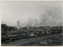 XXXIII-567-05-03-02 De Coolhaven en omgeving, op de achtergrond rookwolken van een brandend gedeelte van de binnenstad, ...