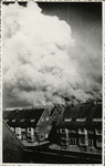 XXXIII-567-05 Grote rookwolken boven de zwaar getroffen binnenstad, veroorzaakt door het Duitse bombardement van 14 mei ...