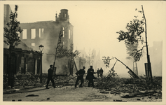 XXXIII-569-19-3 Blussingswerk op de door het Duitse bombardement getroffen panden.