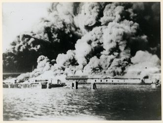 XXXIII-569-37-17a Een brandende haven, als gevolg van het Duitse bombardement van 14 mei 1940.
