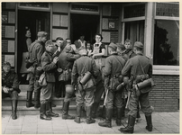 XXXIII-570-02 Duitse militairen krijgen te drinken van bewoners uit Blijdorp aan de Blijdorpweg.