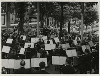 XXXIII-572-01 In verband met de verwoesting van het concertgebouw op 14 mei 1940 geeft het Rotterdams Philharmonisch ...