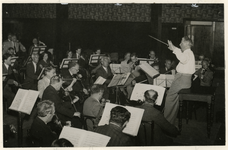 XXXIII-572 In verband met de verwoesting van het concertgebouw op 14 mei 1940 moet het Rotterdams Philharmonisch Orkest ...