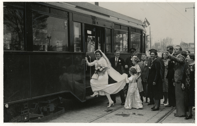 XXXIII-573-1 Een bruid en bruidegom verplaatsen zich per tram vanwege de benzineschaarste tijdens de oorlog.