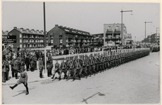 XXXIII-581 Op de Statenweg neemt General-Arbeitsführer van Reichsarbeitsdienst (RAD), F. zur Loye, (rechts van de ...
