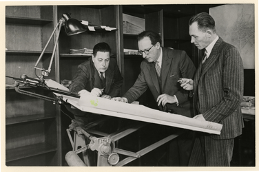 XXXIII-592 Ingenieur W.G. Witteveen (in het midden) met ingenieur C. van Traa (links) en ingenieur J.C.L.B. Pet ...