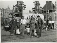 XXXIII-601-01 Aanvoer van drinkwater voor de Diwero-arbeiders, ter hoogte van de ingang van de voormalige Rotterdamse ...