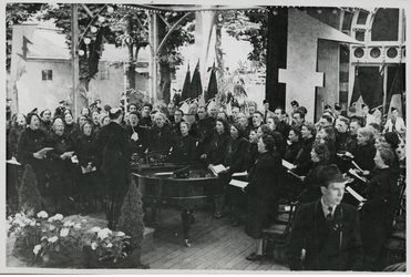 XXXIII-601 Concert van de Zingende Dietschers onder leiding van Melchert Schuurman jr. in de tuin van Lommerrijk.