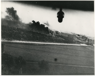 XXXIII-602-02-1 Overzicht vanuit een R.A.F.-vliegtuig op brandende installaties van de scheepswerf Wilton-Fijenoord,