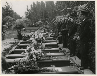 XXXIII-605-00-01-01 Begrafenis op de Algemene Begraafplaats Crooswijk van acht slachtoffers van het tehuis voor ouden ...