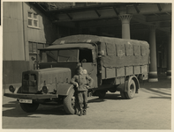 XXXIII-610-00-03-3 Een Duitse militair leunt tegen een vrachtwagen voor het handelsveem aan de oostzijde van de Rijnhaven.