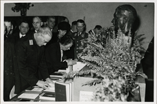 XXXIII-616-2 De Rotterdamse burgemeester ingenieur F.E, Müller bezoekt de tentoonstelling Das Deutsche Buch der ...