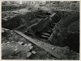 XXXIII-624-01-1 Opgravingen en berging van oudheidkundige vondsten op het terrein langs de Hoogstraat. Op de foto: het ...